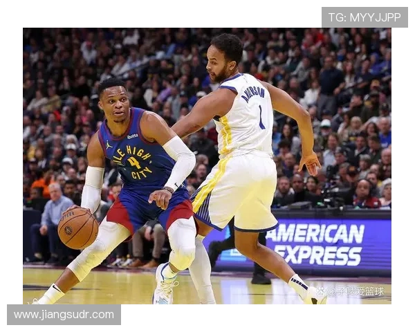 罗纳尔迪尼奥与亨利一起观看了掘金对阵凯尔特人的比赛